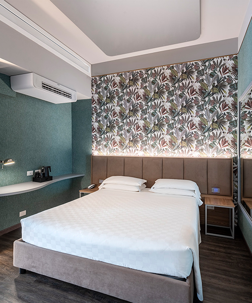 Camera Deluxe con letto matrimoniale, parete decorata e angolo con scrivania