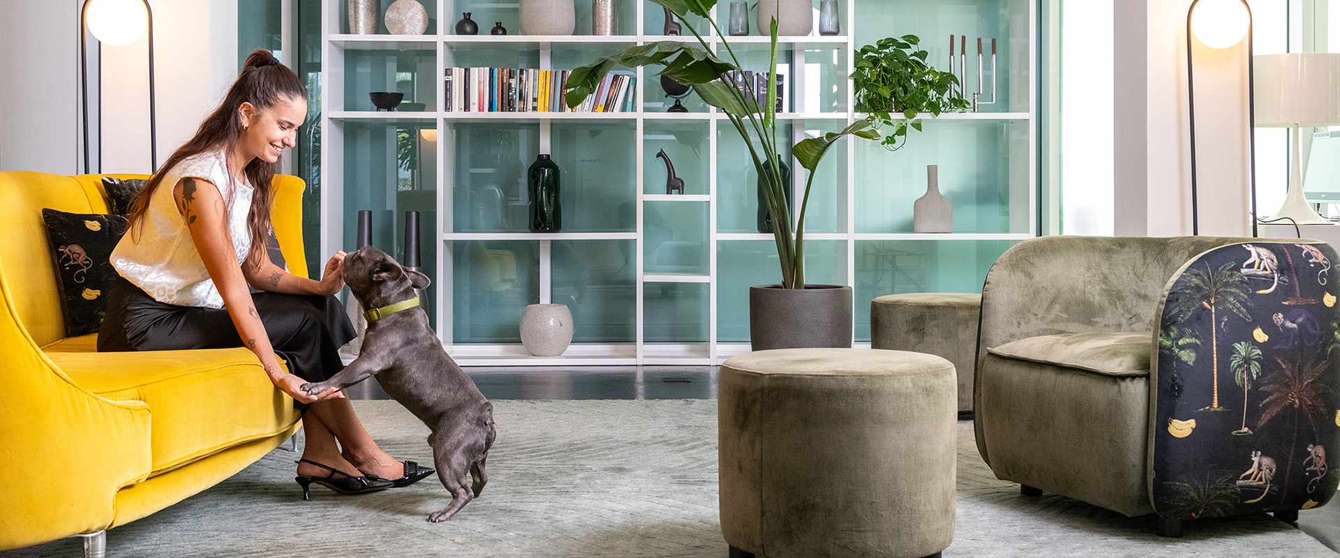 Vista dall’alto del MOOM Hotel con giardino rigoglioso e lounge bar all’aperto