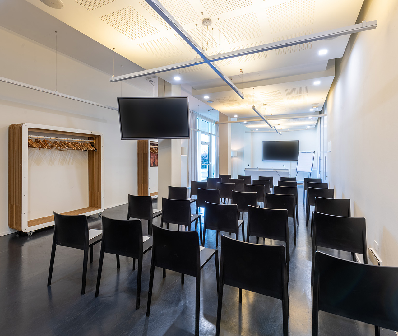 Sala Baj: spazio luminoso con numerosi posti a sedere, ideale per conferenze e incontri