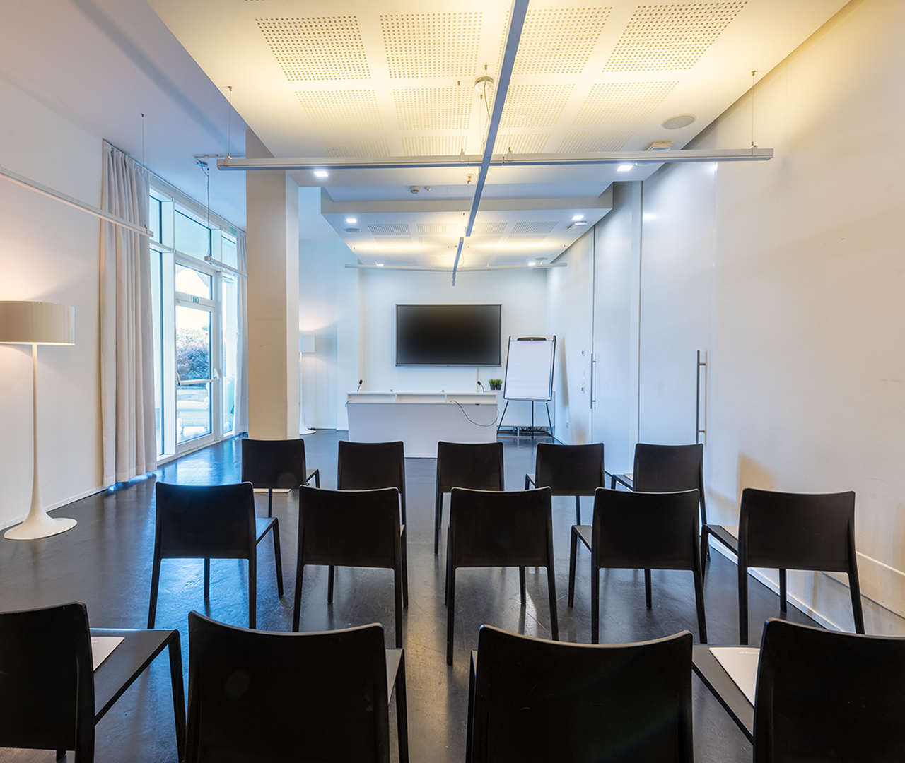 Porta della Sala Enrico Baj, con il nome che identifica lo spazio dedicato a eventi e meeting