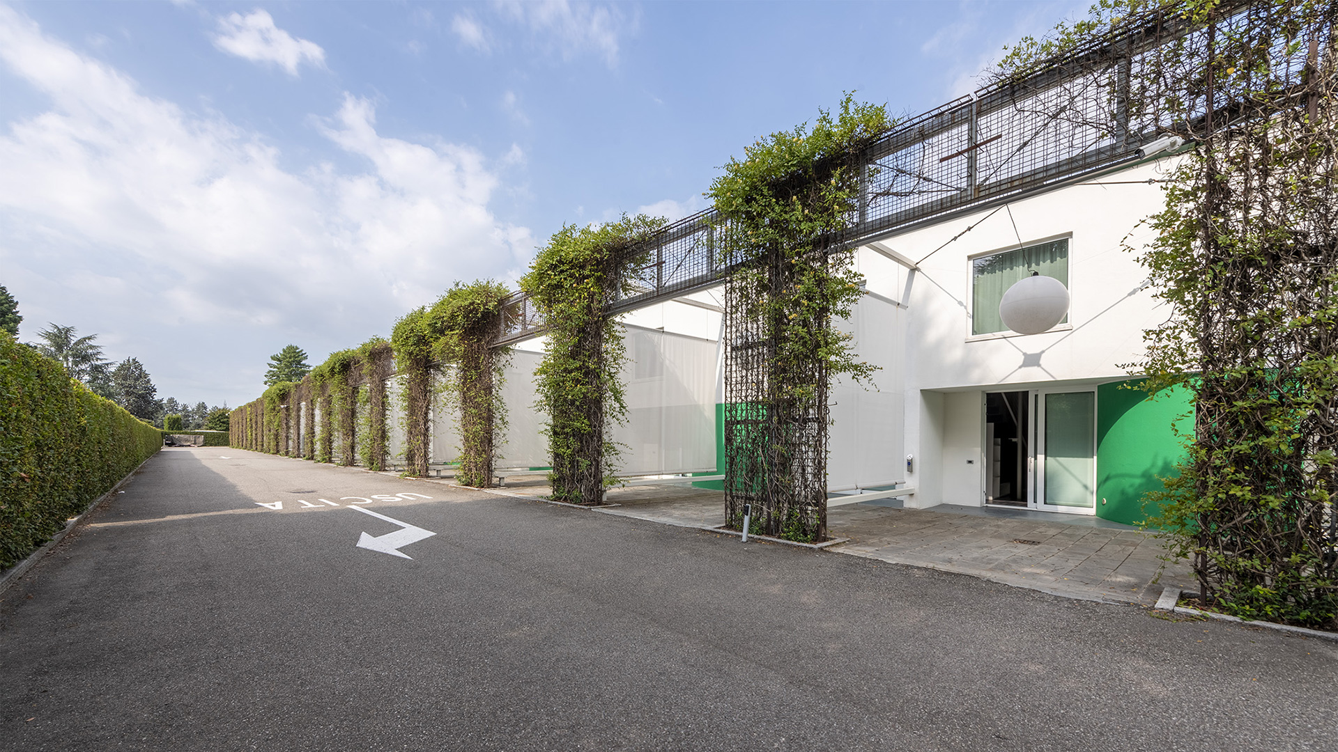 La vista dall'esterno sui parcheggi privati delle suite